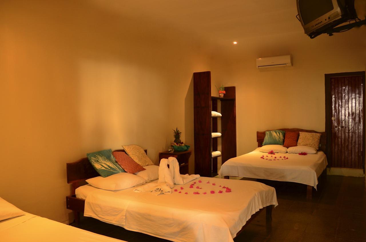 Claudio & Gloria Beach Front Rooms Playas del Coco المظهر الخارجي الصورة