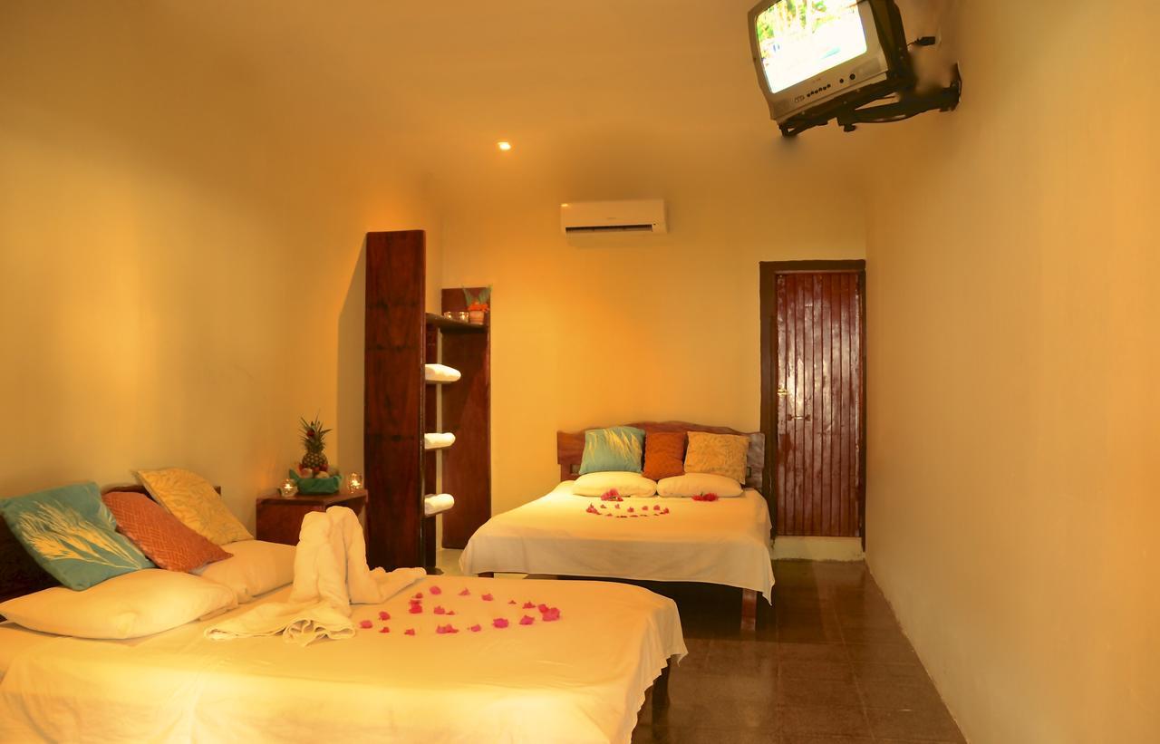 Claudio & Gloria Beach Front Rooms Playas del Coco المظهر الخارجي الصورة